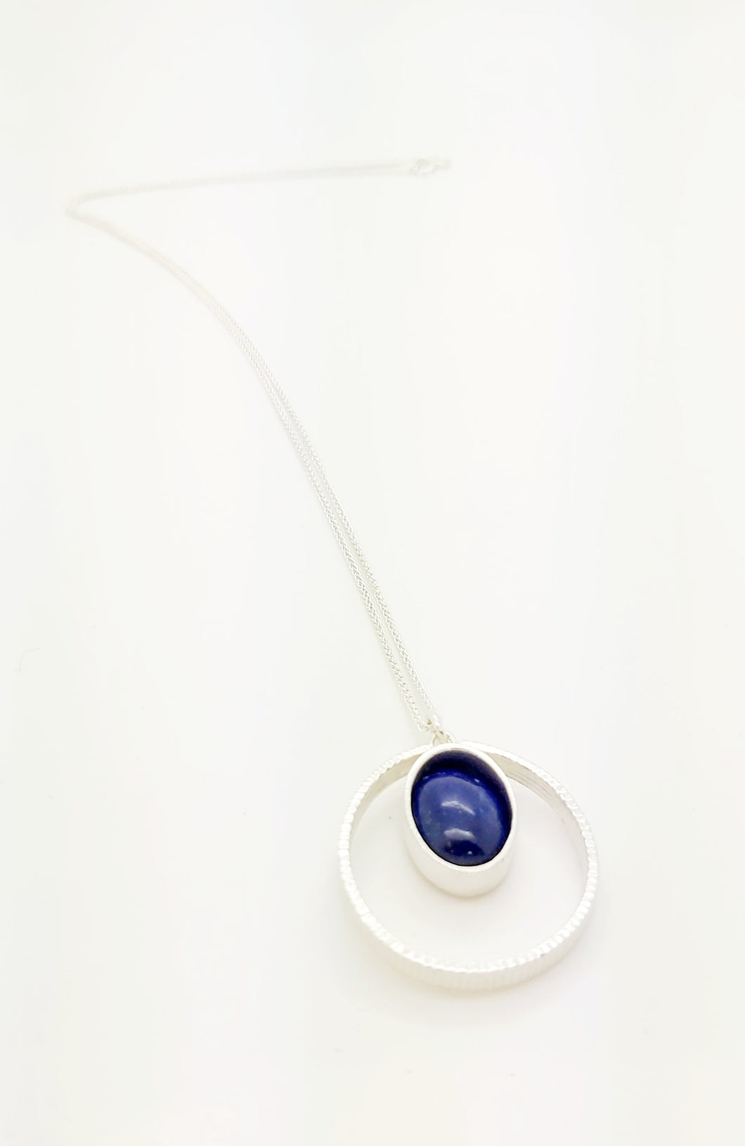 Pendentif Cercle sur Chaîne 18'' (45cm) en Argent 925 (Sterling) et Pierre de Lapis Lazuli Inspiration Style Rétro Design moderne épuré ajouré géométrique